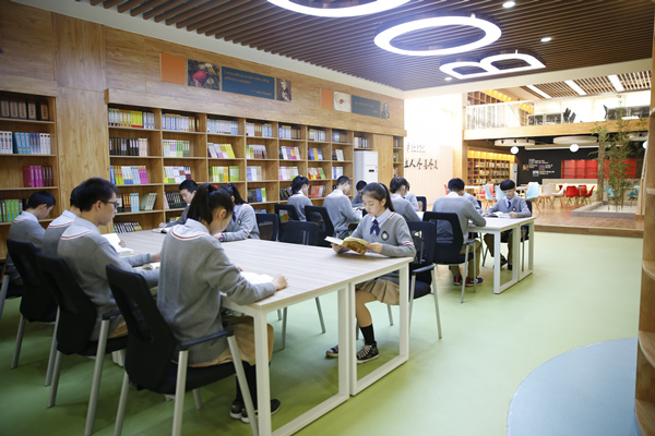图书馆一角。重庆市第九十五初级中学校供图