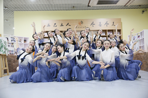 学生舞蹈《沁园春雪》定妆照。重庆市第九十五初级中学校供图