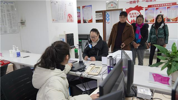 居民正在平都东路社区办理社保卡。陈芷琦摄