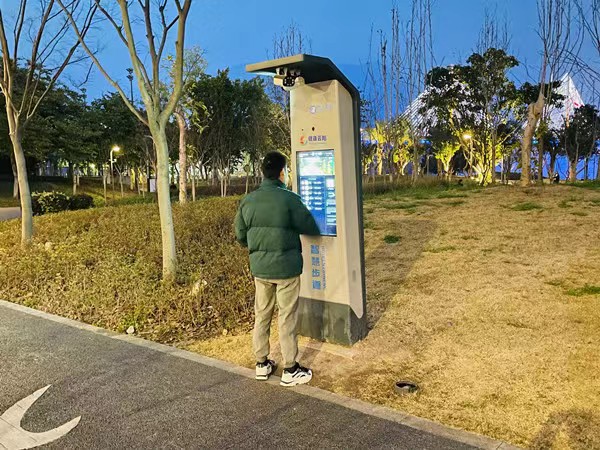 市民在使用智能设施辅助跑步。云阳县住建委供图