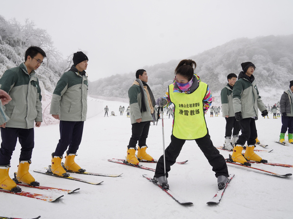 南川谈球吧体育创新研学模式 冰雪运动体验课金佛山“开课”(图3)