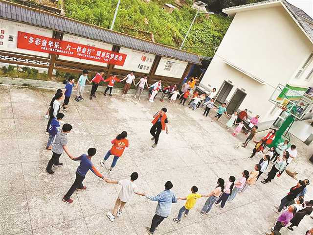三建乡红旗寨村组织“六一”活动。受访者供图