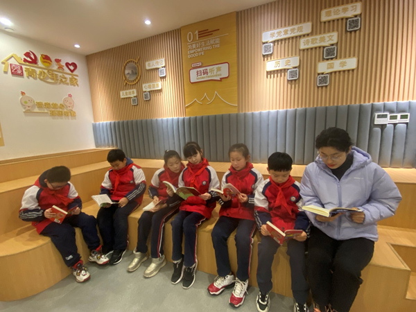 家长陪同孩子进行阅读。张光艳摄