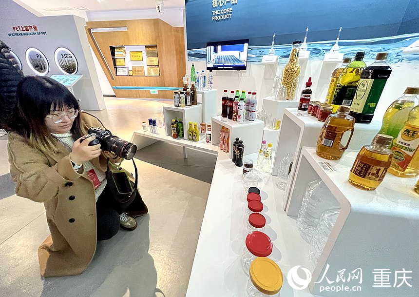 重庆万凯公司展厅内摆放着各种用食品级PET材料制作的产品。人民网 胡虹摄
