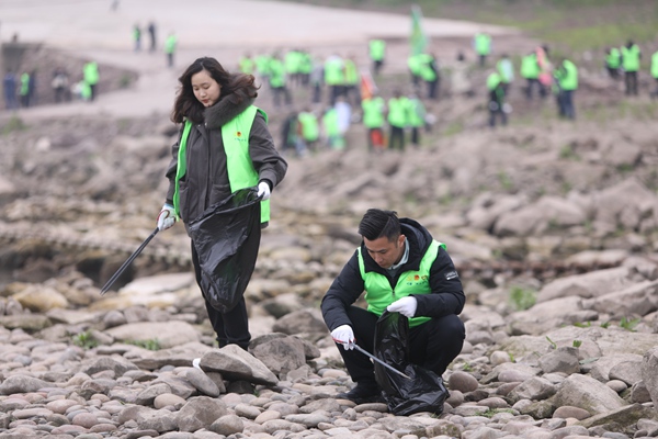 “河小青”青年志愿者在长江边捡拾垃圾。共青团重庆市委供图
