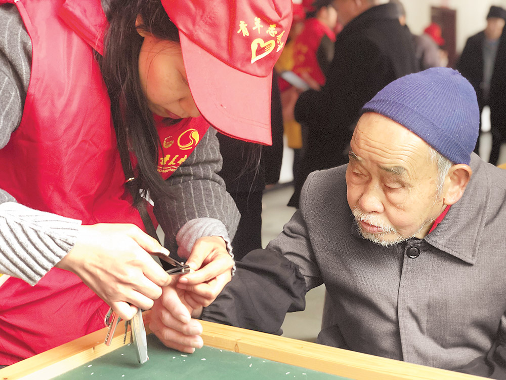 3月3日，重慶水務集團水質檢測有限公司黨（團）支部走進巴南區豐盛鎮敬老院開展學雷鋒活動。通訊員 張敏 攝/視覺重慶