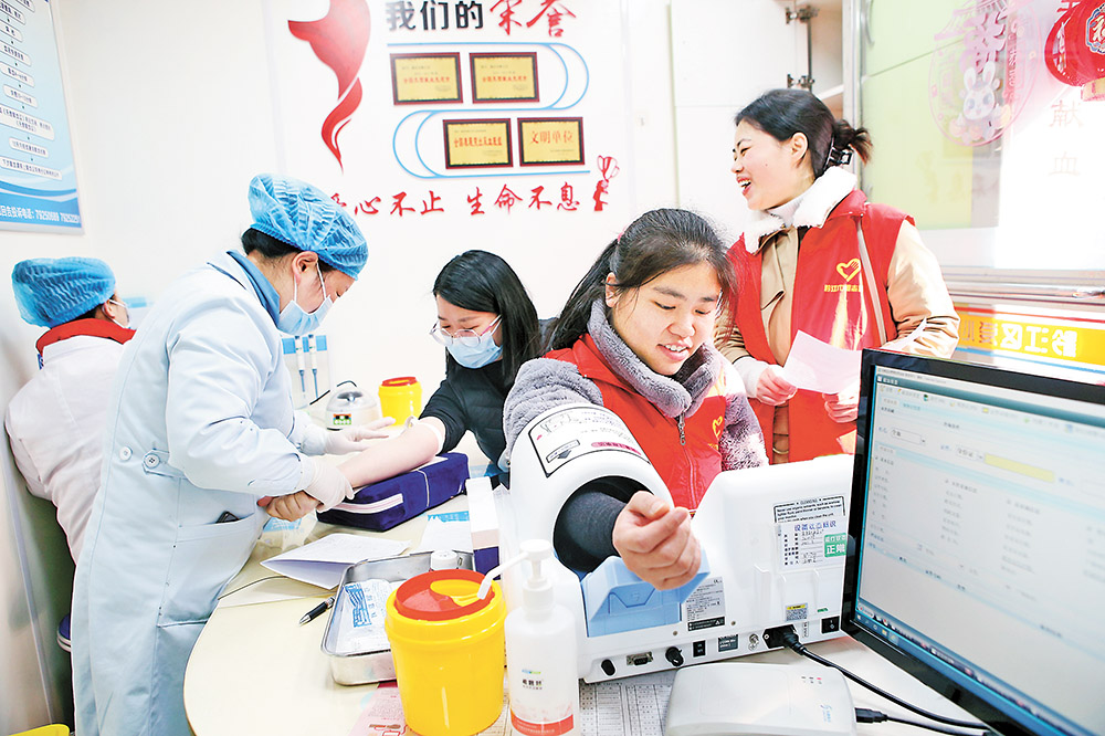 3月3日，在黔江區紅軍廣場愛心獻血屋，志願者在義務獻血。特約攝影 楊敏/視覺重慶