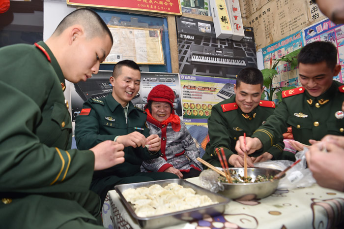 2月27日，中队官兵与刘玉珍在一起包饺子。唐志勇摄