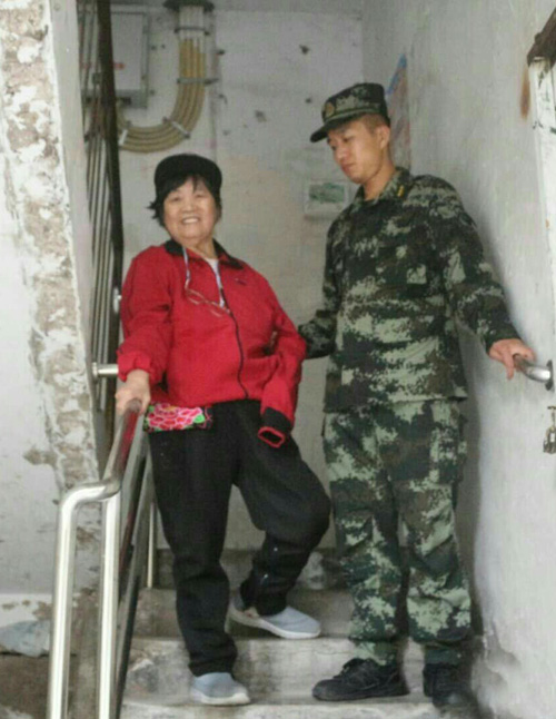 2018年9月，中队给刘玉珍安装护栏后，上下楼方便了许多。武警重庆总队供图