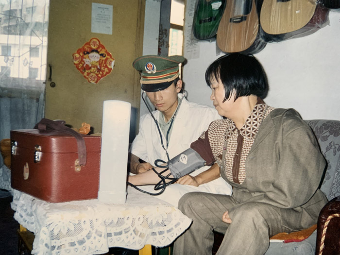 2005年4月，中队卫生员到刘玉珍家中为她测量血压。武警重庆总队供图