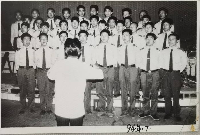 1994年7月，刘玉珍到中队教官兵唱歌。
