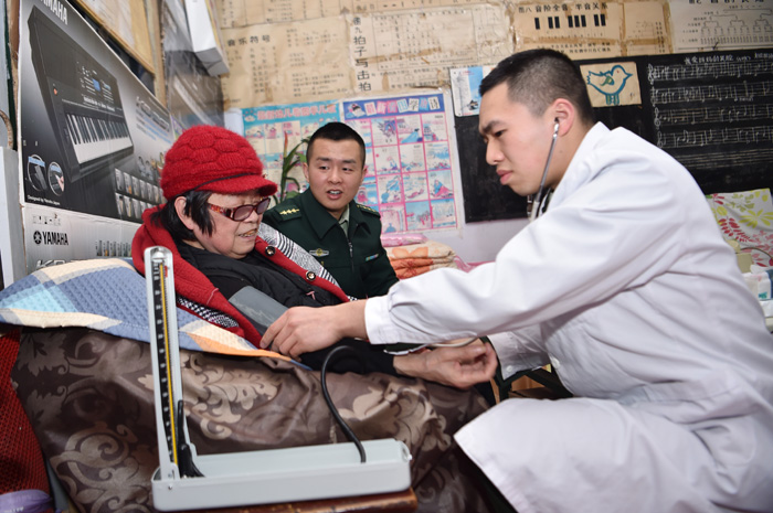2月27日，中队卫生员给刘玉珍测量血压。唐志勇摄 (1)