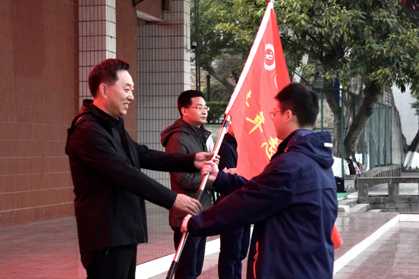 重庆一中党委书记唐宏宇为新一届重庆一中志愿者服务队授旗。骆勤摄