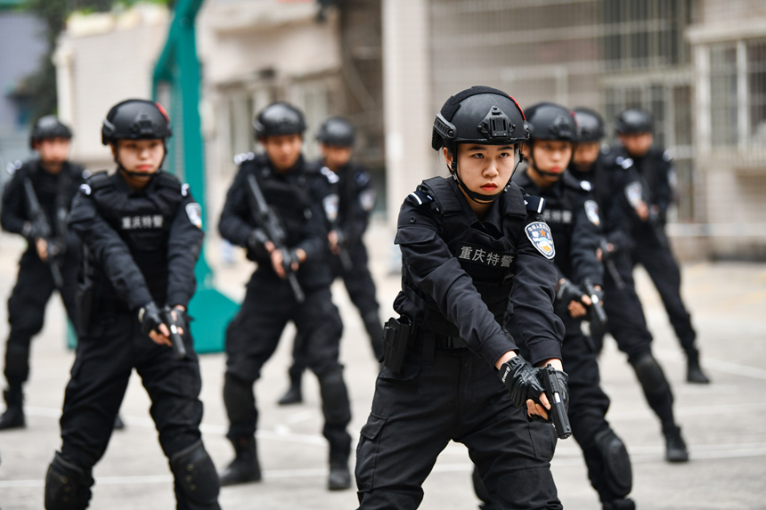 3月6日，重庆市公安局特警总队开展女子特警警务实战技能训练。邹乐摄