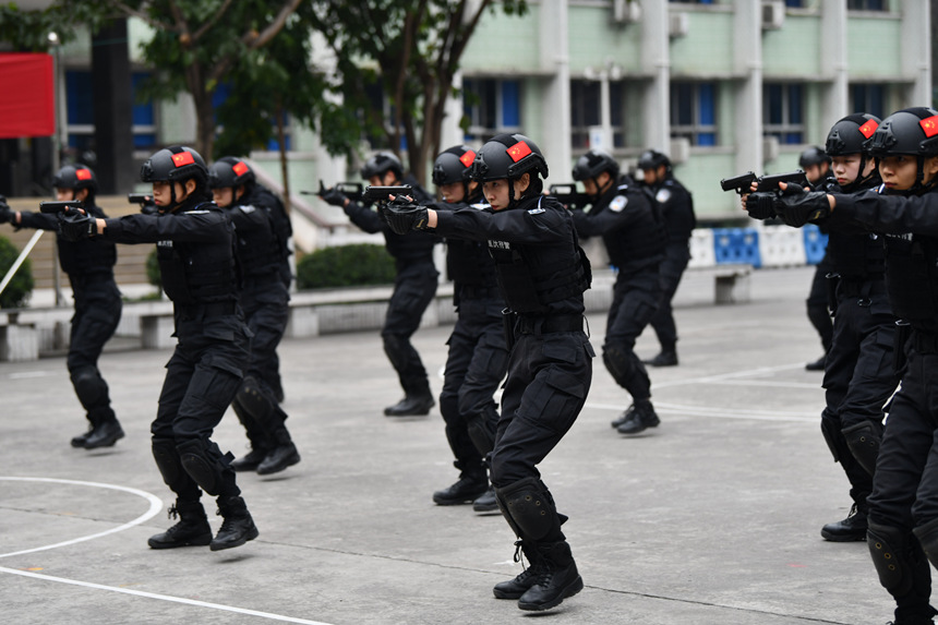 3月6日，重慶市公安局特警總隊開展女子特警警務實戰技能訓練。鄒樂攝