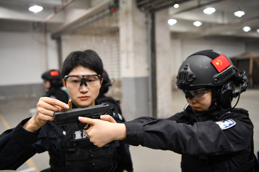 女特警進行持槍穩定性訓練。鄒樂攝