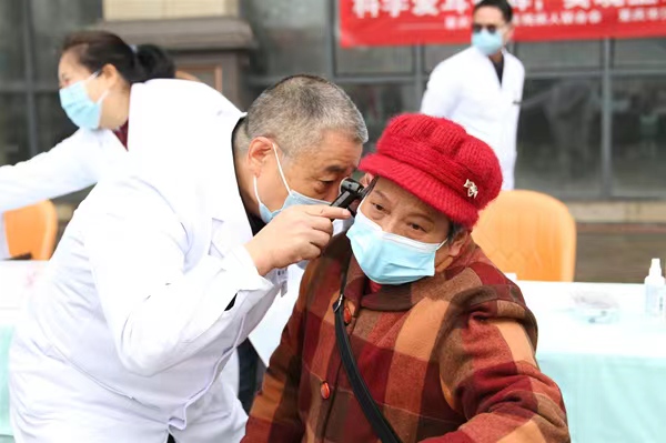 为市民进行耳部健康检查及听力筛查。重庆大学附属江津医院供图