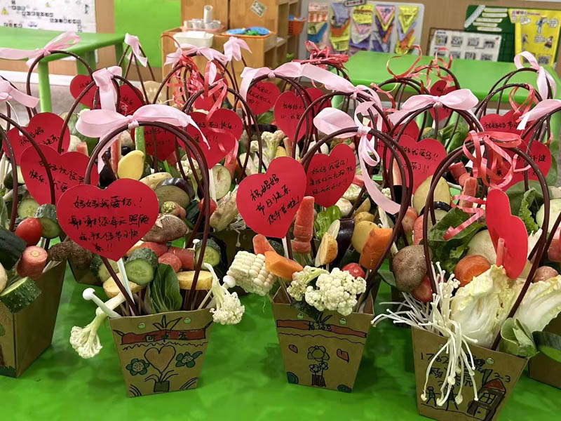 充满童趣的蔬菜插花，凝聚了孩子们满满的爱。江津区双福幼儿园供图