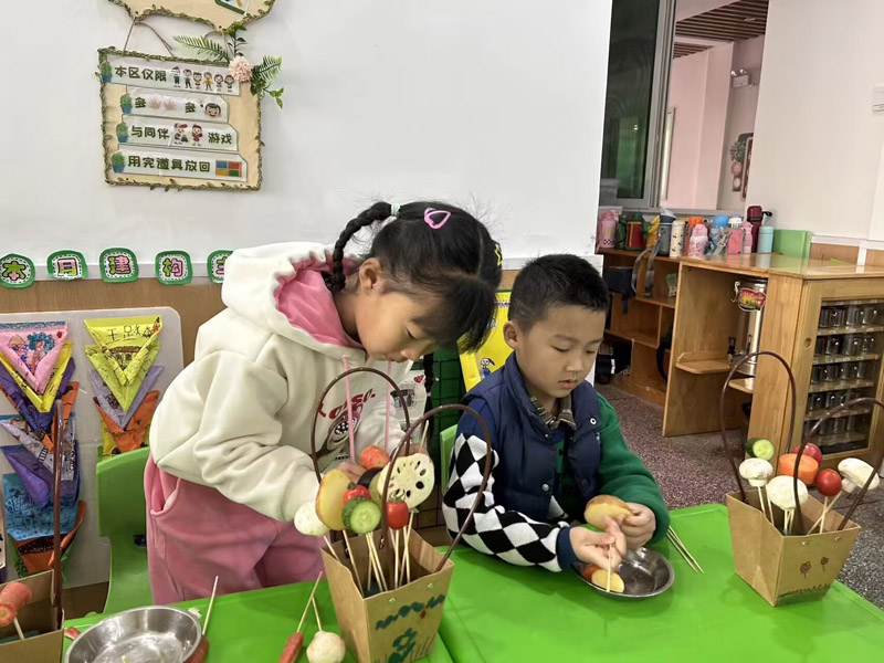江津区双福幼儿园组织小朋友用蔬菜插花，当作三八节礼物送给妈妈。江津区双福幼儿园供图