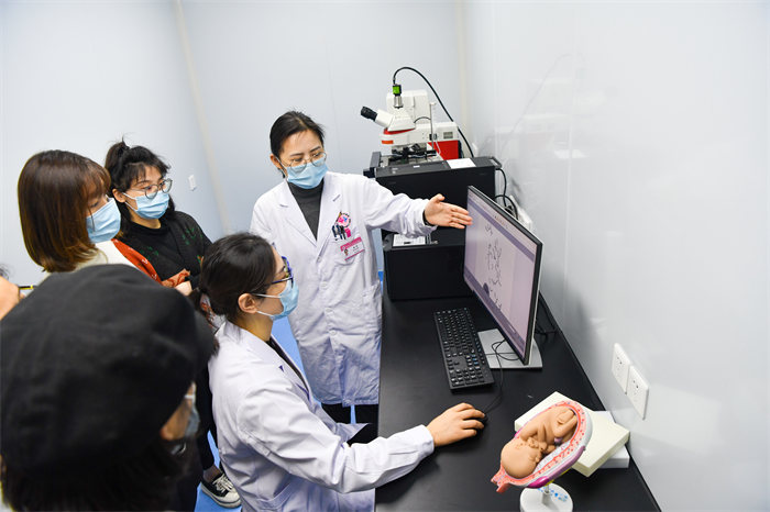 重庆市妇幼保健院冉家坝院区产前诊断中心实验室首次向公众亮相。邹乐摄