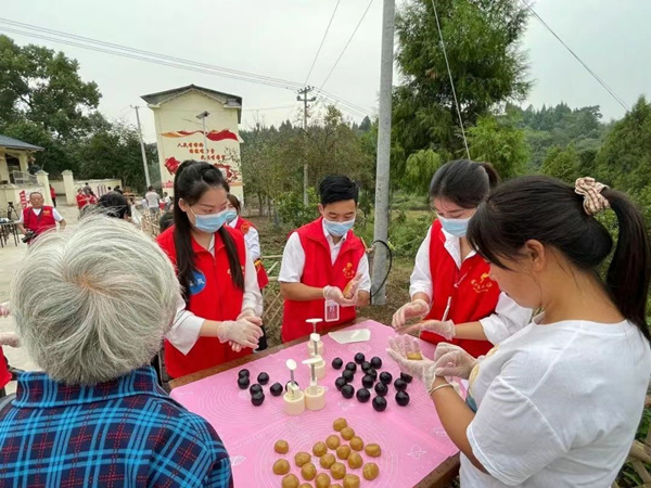 “青村茶舍”志愿者组织村民开展活动。潼南区委宣传部供图