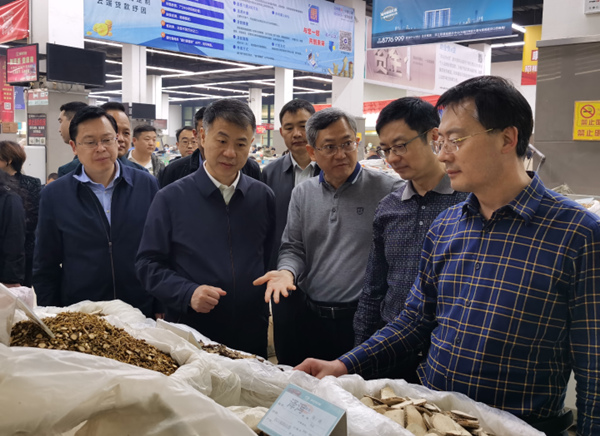 招商团在亳州中药材专业市场实地考察。城口县委办公室供图