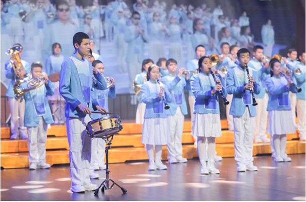 特教中心扬帆管乐团的孩子将展现在全世界面前的自信从容再一次呈现在舞台上。南岸区教委供图