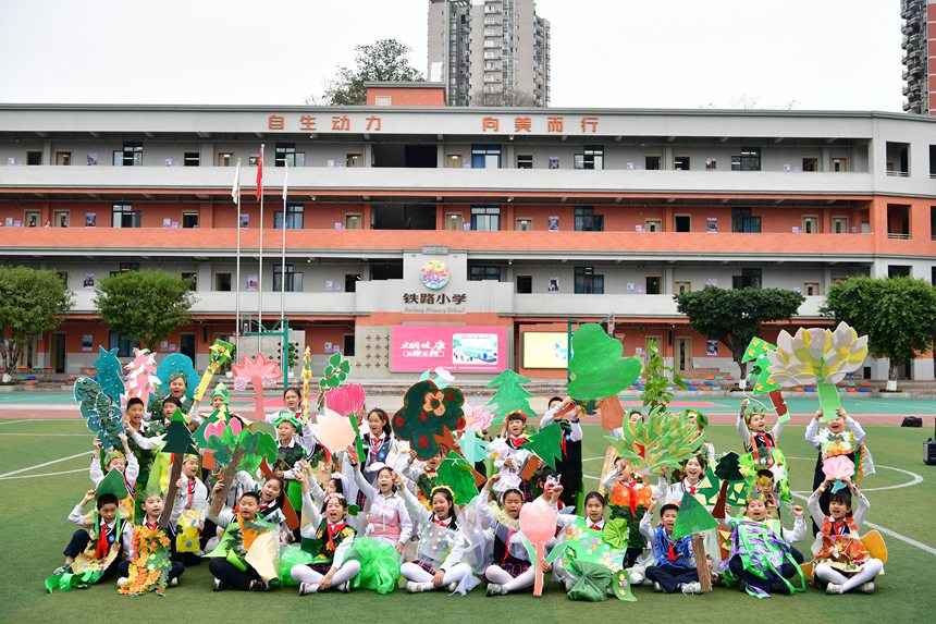 铁路小学的学生们在展示自己制作的环保服装。周舸摄