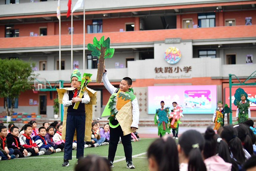 铁路小学的学生们在展示自己制作的环保服装。周舸摄