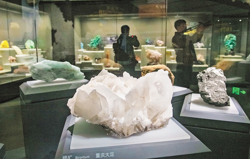 科普館自然資源展廳，保有量居全國第二的重慶鍶礦在此展示。