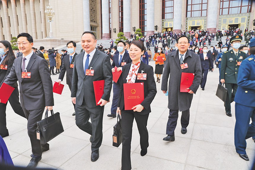 3月13日，十四屆全國人大一次會議閉幕后，代表們帶著新的使命，昂首步出會場。曹清堯 攝/視覺重慶