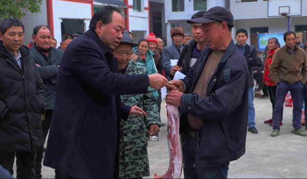红狮镇举行的乡风文明积分换物活动。云阳县融媒体中心供图