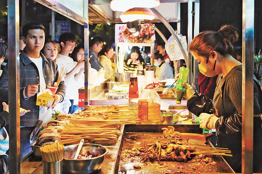 3月14日，民心佳園夜市，市民正在購買小吃。記者 劉旖旎 攝/視覺重慶