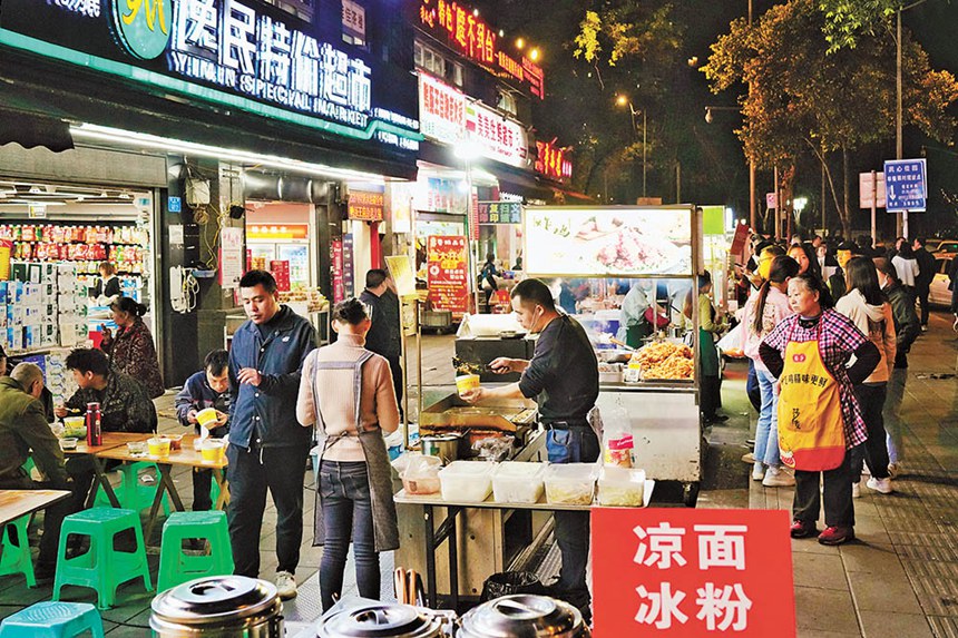 3月14日，民心佳園夜市，市民正在購買小吃。記者 劉旖旎 攝/視覺重慶