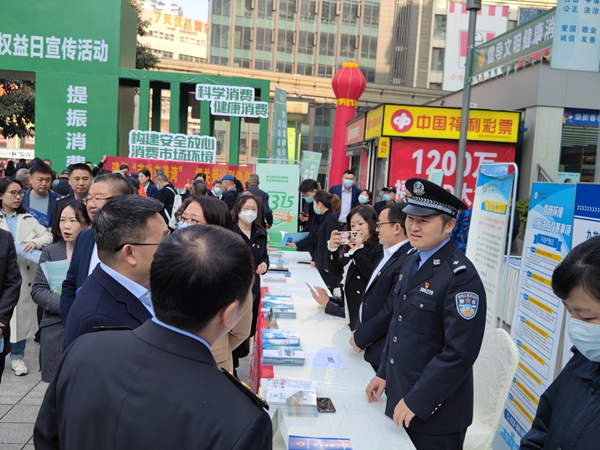 食药环侦支队民警在活动现场进行宣传咨询。九龙坡区委政法委供图