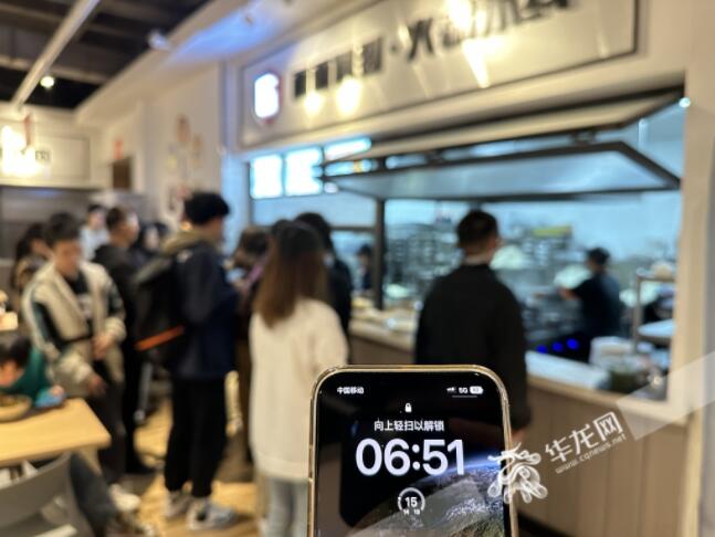 早上6点51分，面食米线窗口学生已排起长队。华龙网-新重庆客户端记者 刘钊 摄