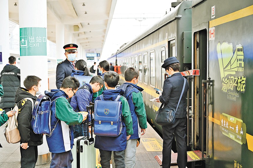 3月16日上午9点半，秀山站，公益性慢火车5610次迎来秀山育才中学130名放半月假回家的学生，他们乘坐火车从秀山前往酉阳、龙潭、甘溪、黔江方向。