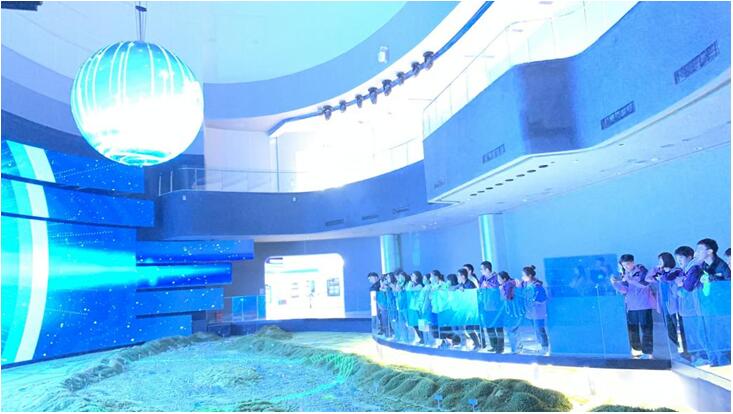 志愿者参观西部（重庆）科学城对外合作交流中心。重庆高新区党工委统战部供图