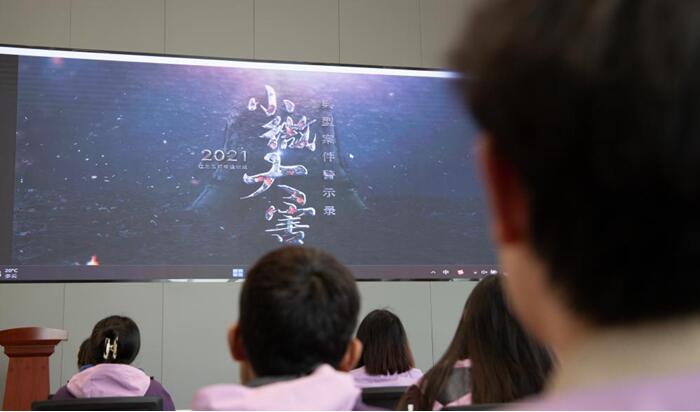 志愿者观看“小微大害典型案例警示录”。重庆高新区党工委统战部供图