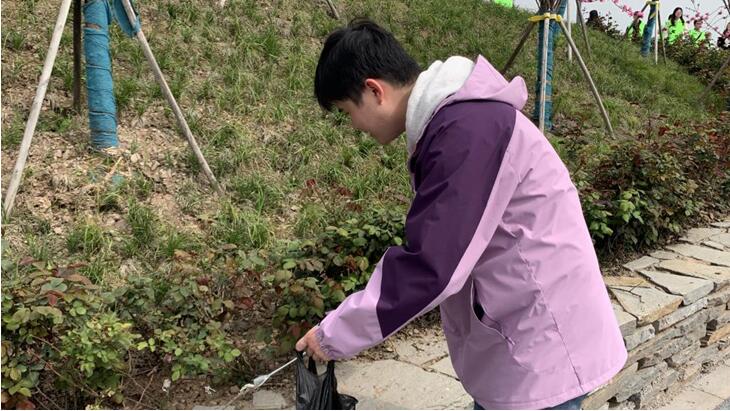 志愿者开展“河小青”志愿服务。重庆高新区党工委统战部供图