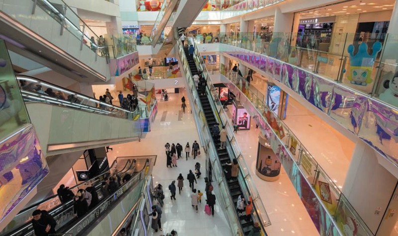 圖為消費者在北京王府井APM商場休閑購物的場景。翁奇羽攝（影像中國）