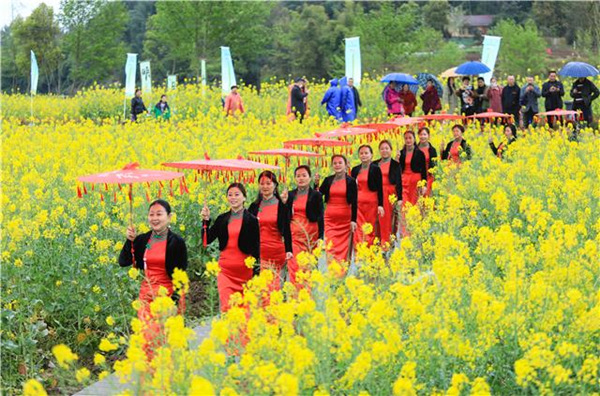 2023年龙溪河（荫平）首届“花漾赏花节”活动中，旗袍爱好者在花田间走秀。熊伟摄