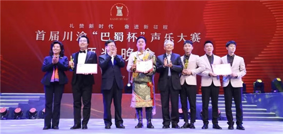 重庆武隆“千宝组合”(右边三人)获得本次决赛流行组第一名。武隆区委宣传部供图 华龙网发