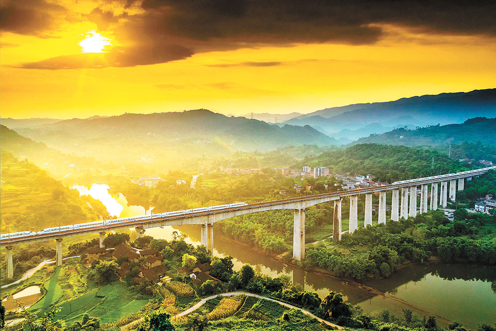 重庆将提速建设“米”字型高铁网，加快融入国家高铁“八纵八横”主通道。图为长寿区但渡镇铁路大桥。邓中国 摄（市交通局供图）