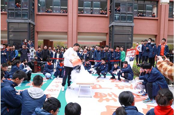 重庆市第一实验中学校学生参与互动体验。西部(重庆)科学城供图