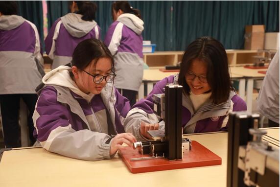 重庆巴蜀科学城中学校学生开展科普实践活动。西部(重庆)科学城供图
