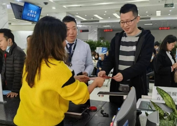 群众办理现场。南岸不动产登记中心供图