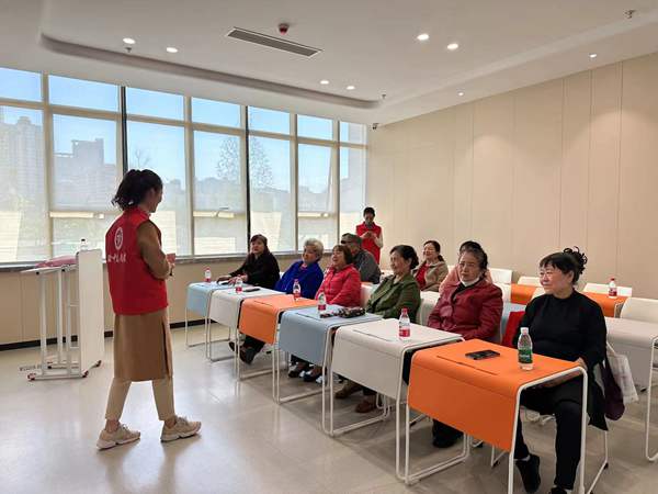 培训室内畅所欲言。受访单位供图