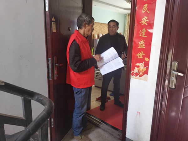 微网格楼栋长上门收集群众意见。安澜镇供图