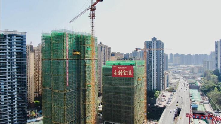 项目封顶。中交二航局供图